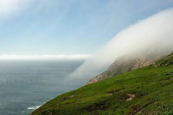 Nuages Minces Accrochent Flanc Falaise Phare Point Reyes Long Côte — Photo