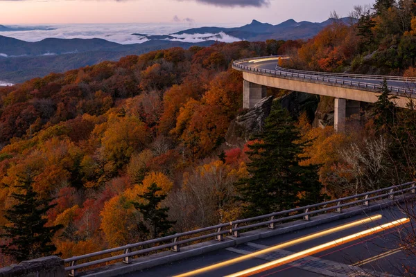 Faixas Trânsito Através Viaduto Linn Cove Longo Blue Ridge Parkway — Fotografia de Stock