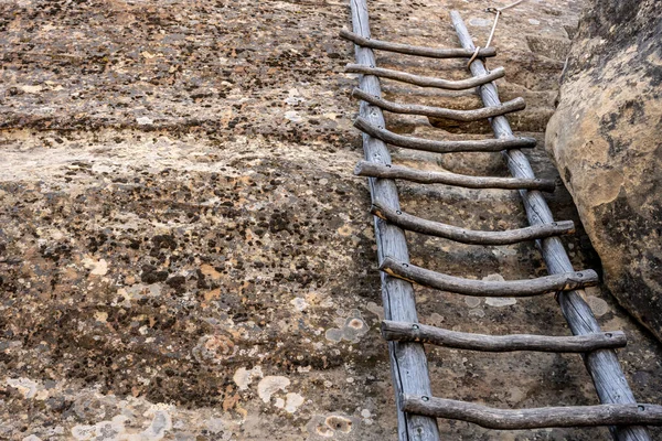 Escalera Madera Apoyada Contra Muro Acantilado Parque Nacional Mesa Verde —  Fotos de Stock