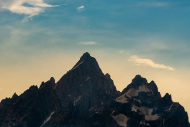 Büyük Teton Dağlarının Arkasında Bulutlar Maviye Dönüyor