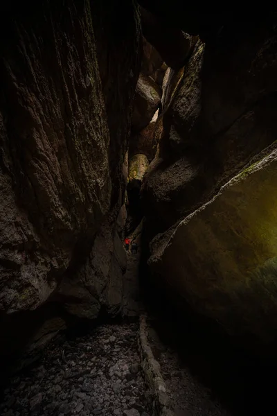 Wanderer Orangefarbener Jacke Den Höhlen Der Bärenschlucht Pinnacles Nationalpark — Stockfoto