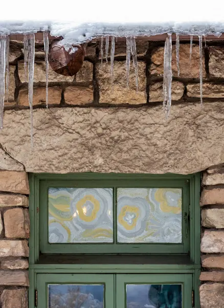 Eiszapfen Hängen Über Dekorativen Fenstern Steingebäuden — Stockfoto