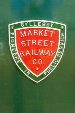 San Francisco, ABD: 18 Şubat 2022: Market Street Demiryolu Ortak Amblemi Trolley Car