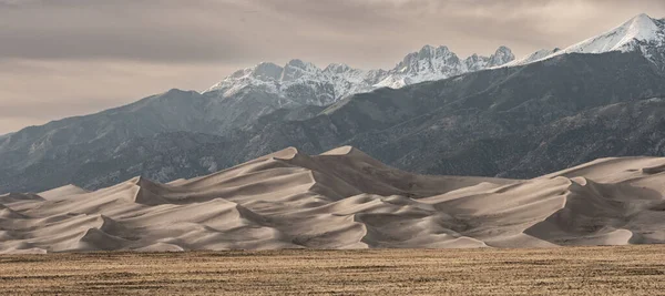 Gedempte Kleuren Van Grote Zandduinen Besneeuwde Bergen Colorado — Stockfoto