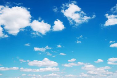 Mavi gökyüzünde beyaz bulutlar.