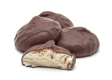 Beyaz arka planda çikolata kaplı lokum.