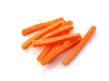 Beyaz arka planda soyutlanmış çiğ havuç.