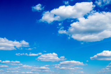 Mavi gökyüzünde beyaz bulutlar.
