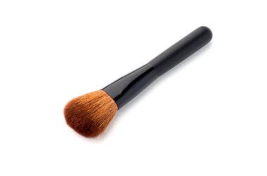 beyaz arkaplanda izole edilmiş makyaj fırçası pudrası kızartıcısı