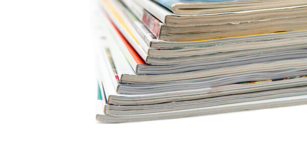 куча журналов красочные изолированные на белом фоне