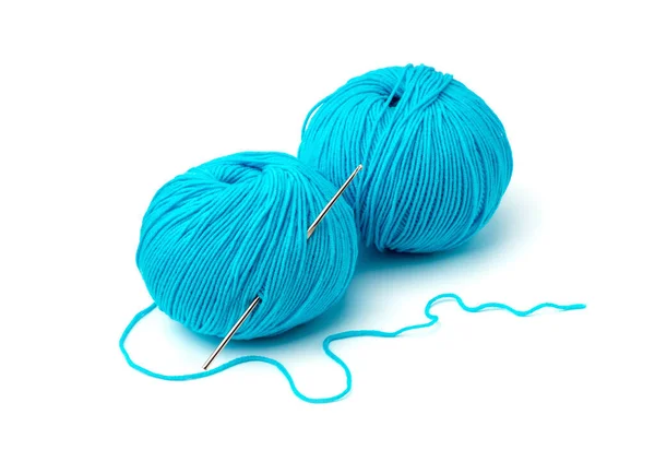 蓝白色背景上的毛线球 — 图库照片
