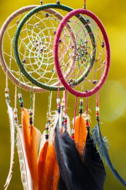 Tüylü, boncuklu ipleri sallanan bir düş kapanı..