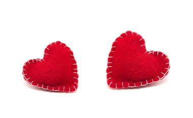 Beyaz arka planda izole edilmiş kırmızı bir kalp hissettim.