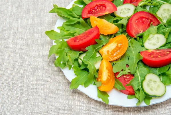 新鲜沙拉加西红柿 红景菜和黄瓜 — 图库照片