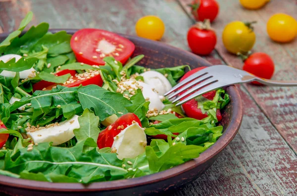 Insalata Verde Base Rucola Pomodoro Mozzarella Formaggio Sesamo Sul Piatto — Foto Stock