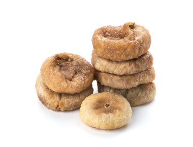 Kurumuş incir meyveleri beyaz arka planda izole