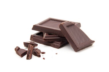 Bir çikolatanın kabaca kesilmiş parçaları.