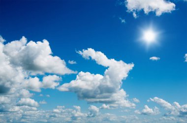 Parlak mavi gökyüzünde güneş.