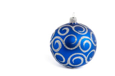 Mavi Noel oyuncak topu, beyaz arka planda izole edilmiş.