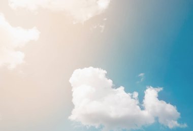 Mavi gökyüzünde beyaz bulutlar.