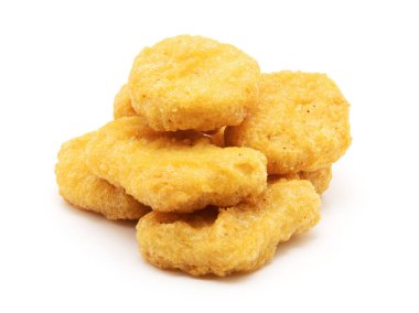 Kızarmış tavuk külçeleri beyaza izole edilmiş.