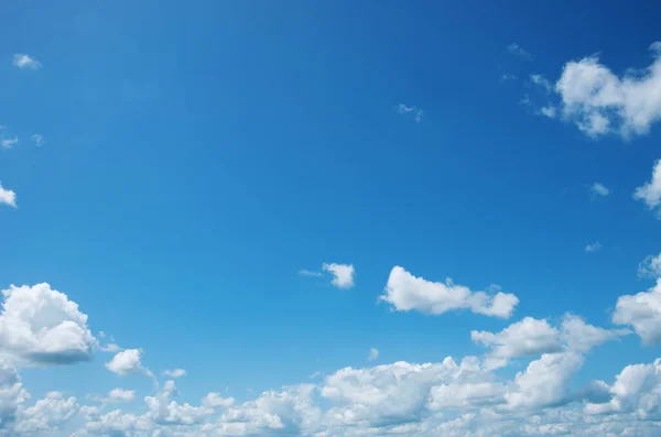 青空に白い雲 — ストック写真