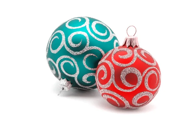 白い背景に赤と緑のクリスマスボール — ストック写真