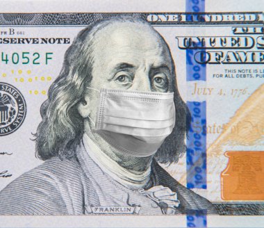 Beyaz arka planda izole edilmiş 100 dolarlık banknottaki Benjamin Franklin. Paranın krizden korunması kavramı.