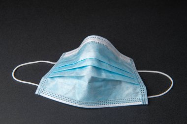 Doktor maskesi ve korona virüsü koruması siyah arka planda