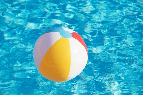 Kolorowa Nadmuchiwana Piłka Pływająca Basenie — Zdjęcie stockowe