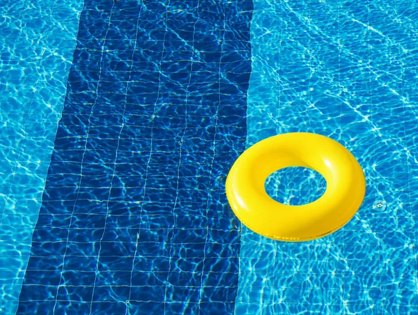 Žlutý Plovák Kroužek Plovoucí Osvěžujícím Modrém Bazénu — Stock fotografie
