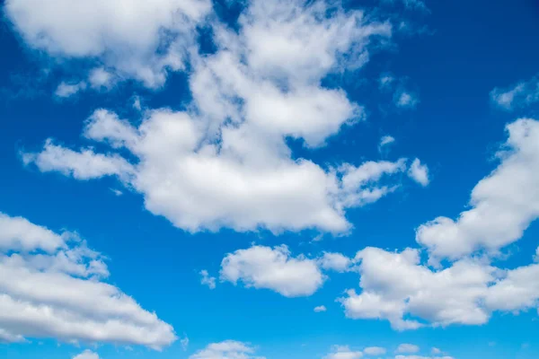 青空に白い雲 — ストック写真