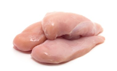 Çiğ tavuk göğsü filetosu.