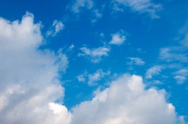 Mavi gökyüzünde beyaz bulutlar.