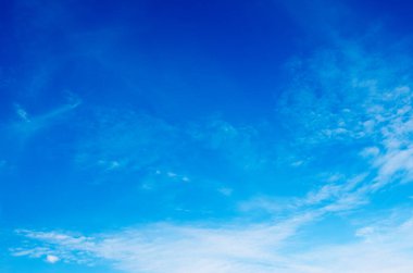 Beyaz bulutlu mavi gökyüzü arkaplanı