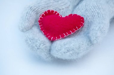 Eldivenli kadın elleri, yakın plan.