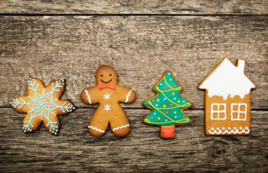 Ahşap arka planda zencefilli kurabiye.