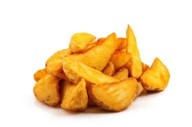 Kızarmış patates dilimleri. Fast food. Beyazda izole edilmiş