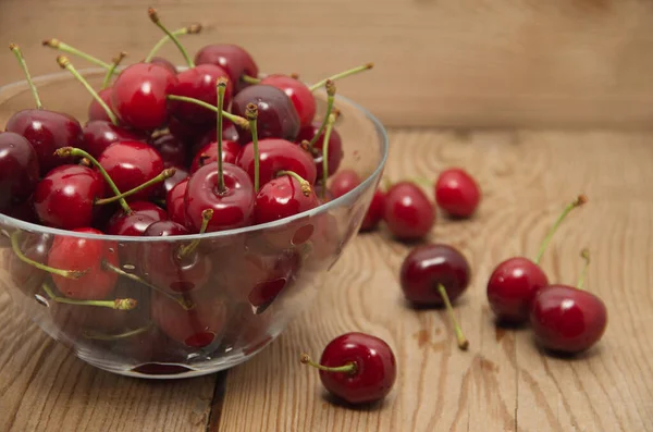 Kersen Houten Tafel Met Waterdruppels Macro Achtergrond — Stockfoto