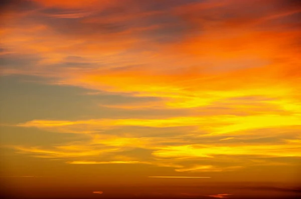 Яркое Небо Освещаемое Закатом — стоковое фото