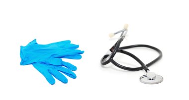 Plastik eldiven ve steteskop beyaz arkaplanda izole edilmiş.