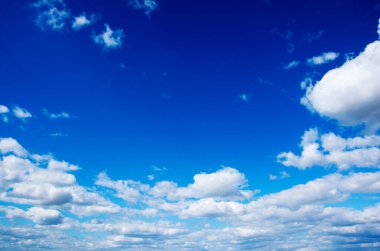 Mavi gökyüzünde beyaz bulutlar.