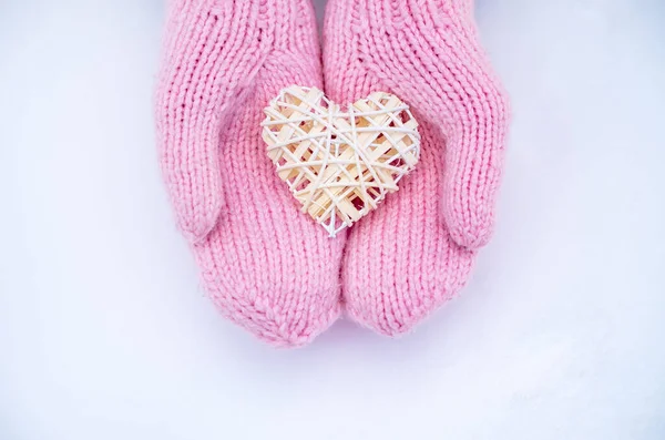 Manos Femeninas Manoplas Con Corazón Primer Plano — Foto de Stock