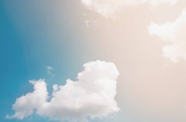 Mavi gökyüzünde beyaz bulutlar.