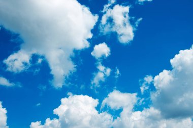 Beyaz bulutlu mavi gökyüzü arkaplanı