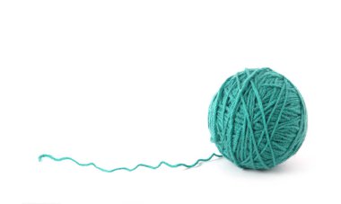 Beyaz arkaplanda iplik yumağı