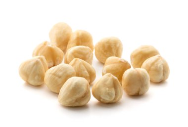 Fındıklar beyaz arkaplanda izole.