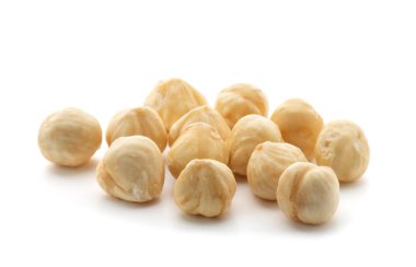 Fındıklar beyaz arkaplanda izole.