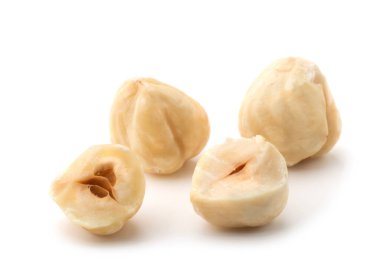 Fındıklar beyaz arkaplanda izole.