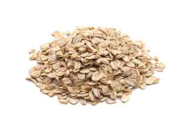 Beyaz arkaplanda yulaf ezmesi yığını